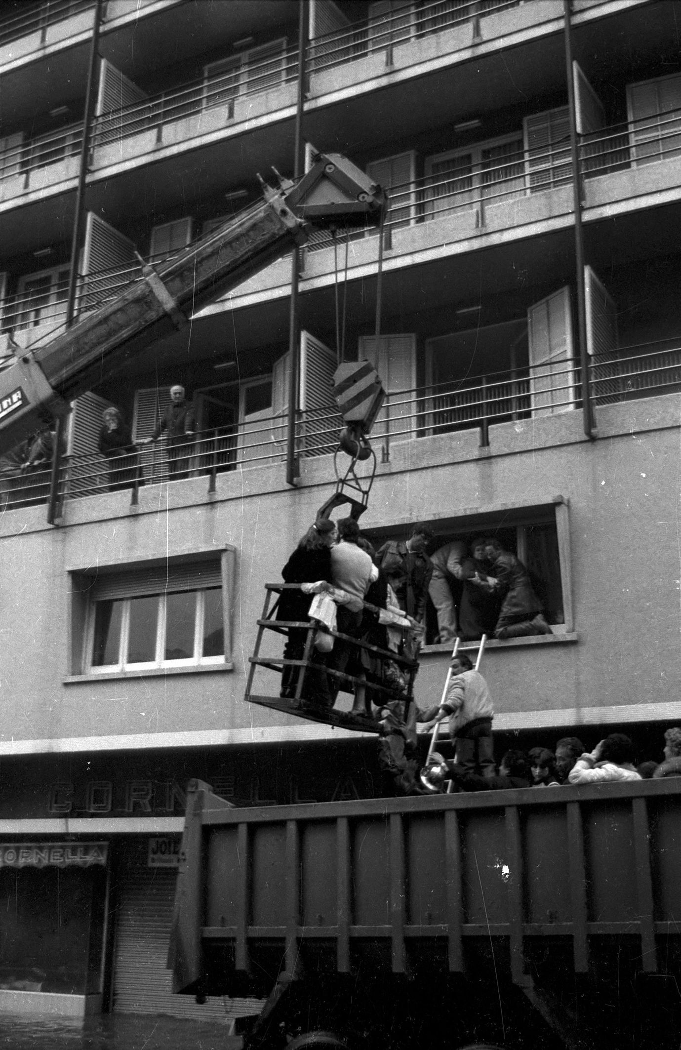 Rescatant turistes atrapats als hotels. Rescatant turistes atrapats als hotels.