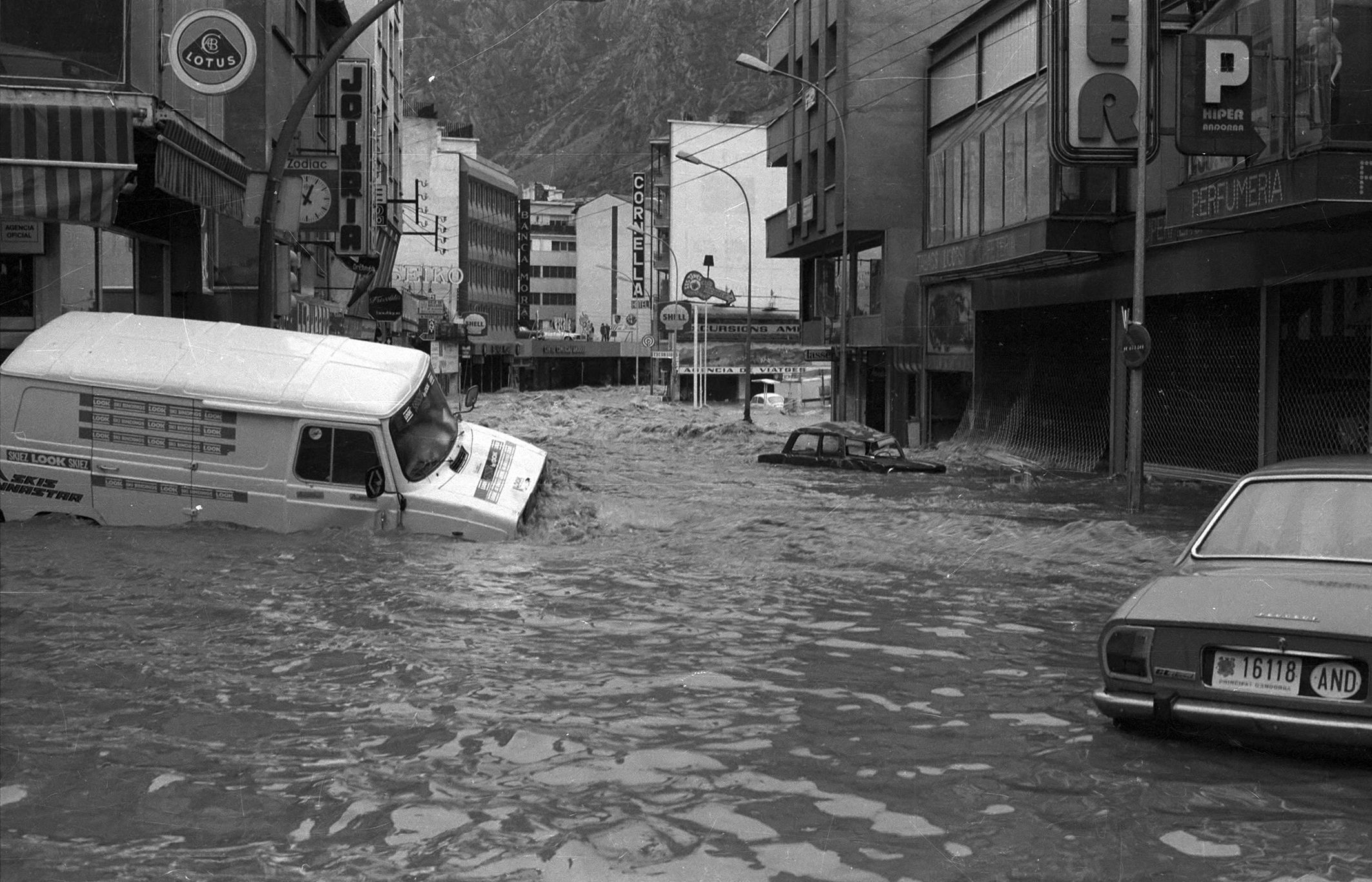 L'aigua envaint l'avinguda Meritxell a l'altura de l'Hiper amb vehicles 'navegant'. L'aigua envaint l'avinguda Meritxell a l'altura de l'Hiper amb vehicles 'navegant'.