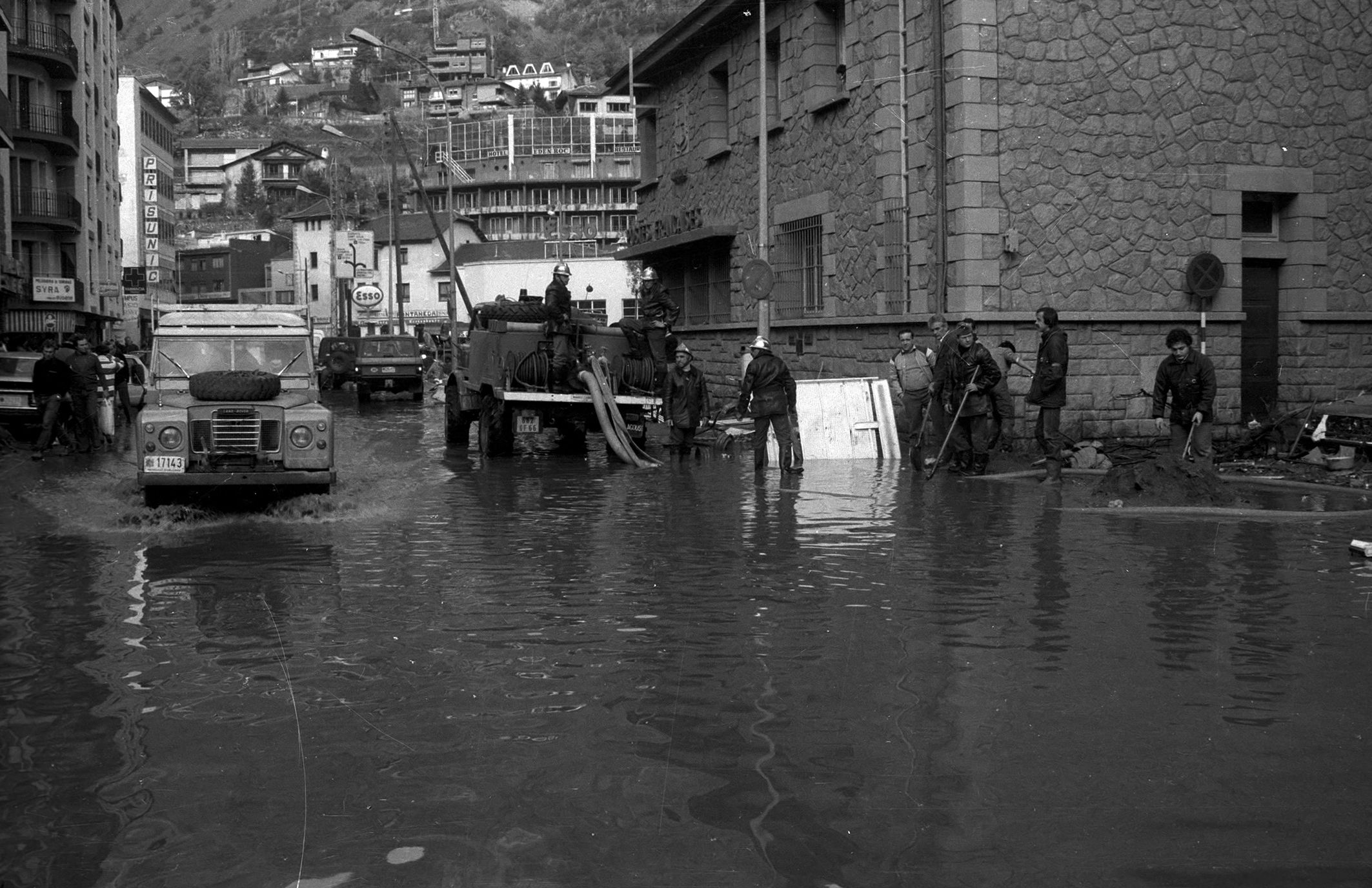 Els bombers intentant treure aigua al centre d'Andorra la Vella, davant la Poste Francesa. Els bombers intentant treure aigua al centre d'Andorra la Vella, davant la Poste Francesa.