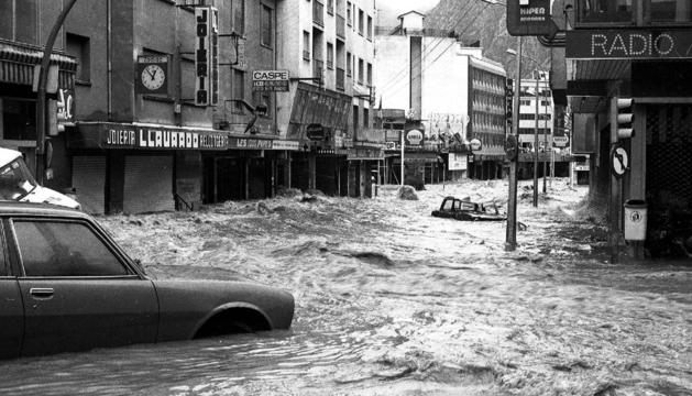 Cotxes surant enmig de l'aigua a l'avinguda Meritxell. Cotxes surant enmig de l'aigua a l'avinguda Meritxell.