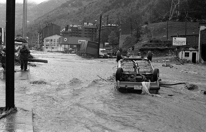 Cotxe bolcat a l'avinguda Tarragona. Cotxe bolcat a l'avinguda Tarragona.
