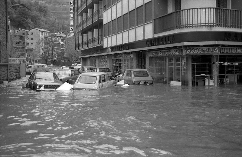 Cotxes arrossegats per l'aigua en les immediacions de l'antic Hotell Cornella, a tocar l'avinguda Meritxell. Cotxes arrossegats per l'aigua en les immediacions de l'antic Hotell Cornella, a tocar l'avinguda Meritxell.