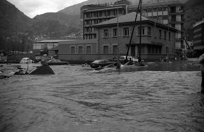 Efecte de l'aiguat en les immediacions de l'avinguda Meritxell a l'alçada de la Poste francesa Efecte de l'aiguat en les immediacions de l'avinguda Meritxell a l'alçada de la Poste francesa