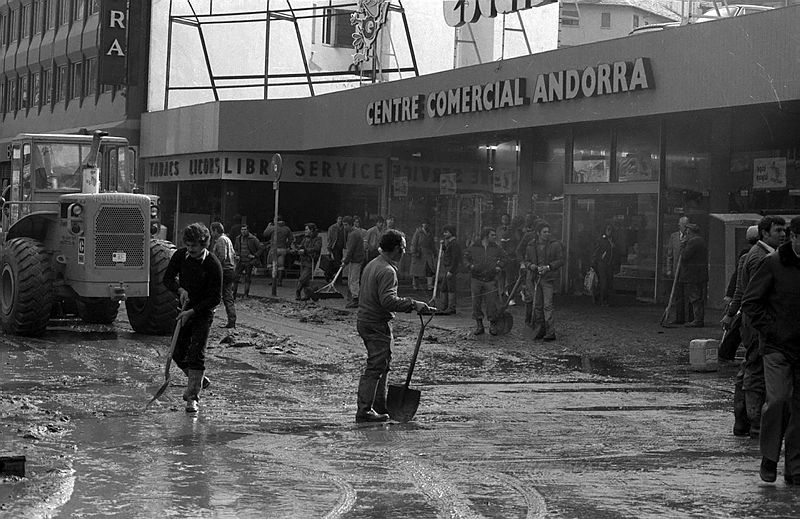 Intentant treure el fang de l'Escale. Intentant treure el fang de l'Escale.