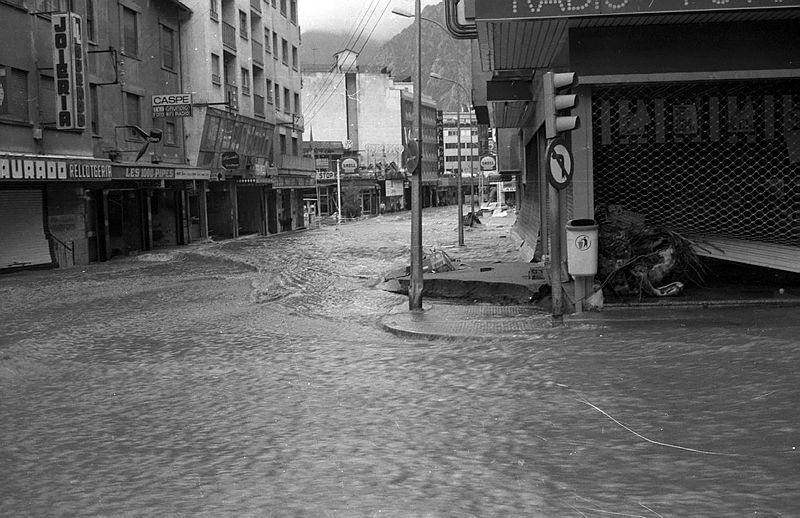 L'aigua a l'avinguda Meritxell. L'aigua a l'avinguda Meritxell.