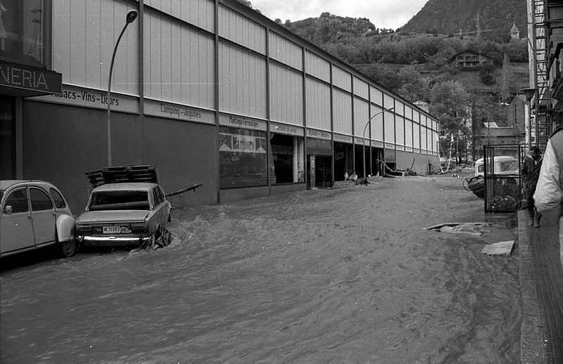 Més aigua, al carrer Babot Camp. Més aigua, al carrer Babot Camp.