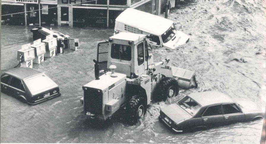 Màquines treballant a la zona de l'Hiper. Màquines treballant a la zona de l'Hiper.