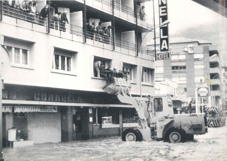 Evacuant persones atrapades a l'antic hotel Cornella. Evacuant persones atrapades a l'antic hotel Cornella.