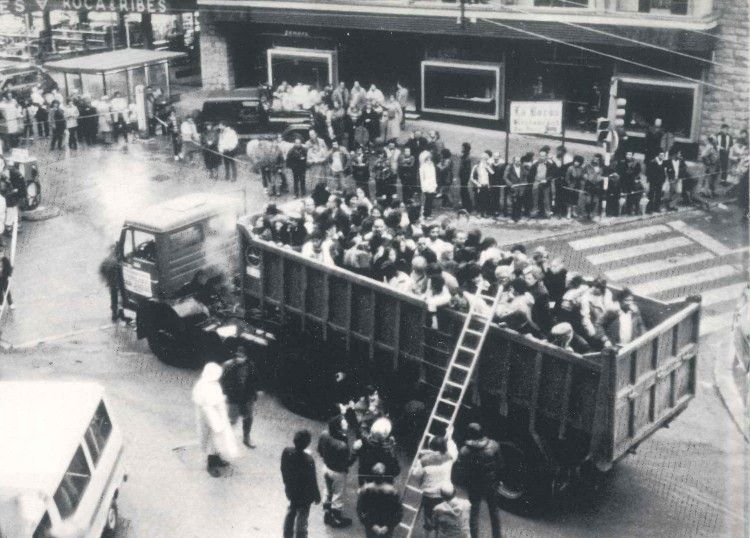 Traient atrapats per les inundacions amb camions. Traient atrapats per les inundacions amb camions.
