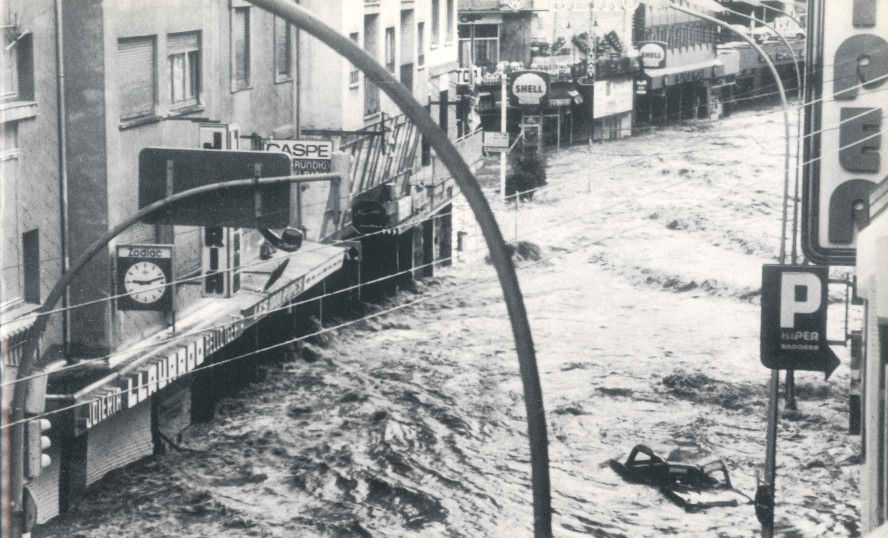 Una imatge alçada de l'avinguda Meritxell a l'altura de l'Hiper. Una imatge alçada de l'avinguda Meritxell a l'altura de l'Hiper.