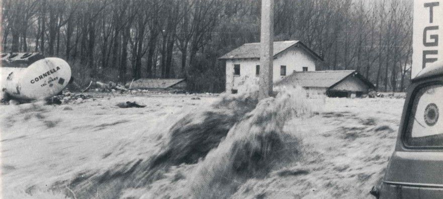 El riu baixant amb molta fúria. El riu baixant amb molta fúria.