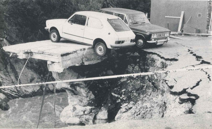 Cotxes penjats a la zona de les Arades. Cotxes penjats a la zona de les Arades.