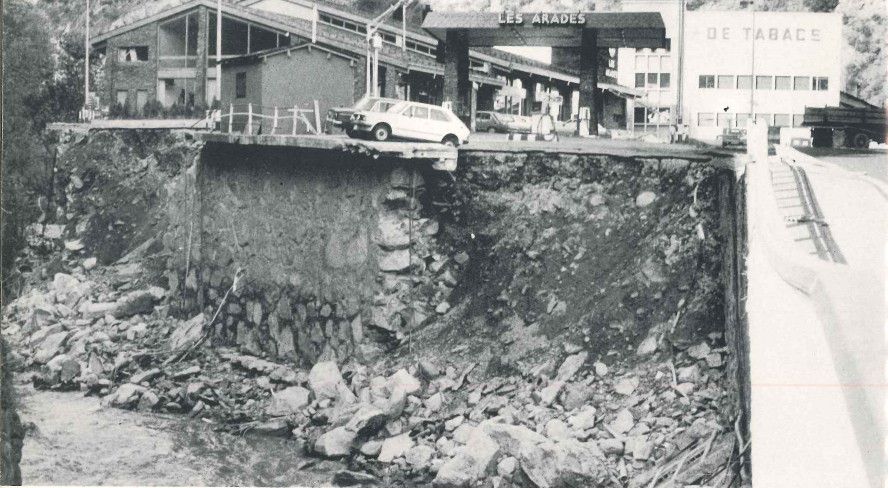 L'aigua va gratar la carretera i la zona d'estacionament a les Arades, a Sant Julià. L'aigua va gratar la carretera i la zona d'estacionament a les Arades, a Sant Julià.