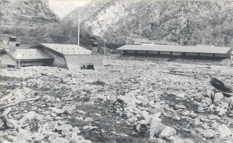 Estat en què va quedar el camp de futbol d'Aixovall. Estat en què va quedar el camp de futbol d'Aixovall.