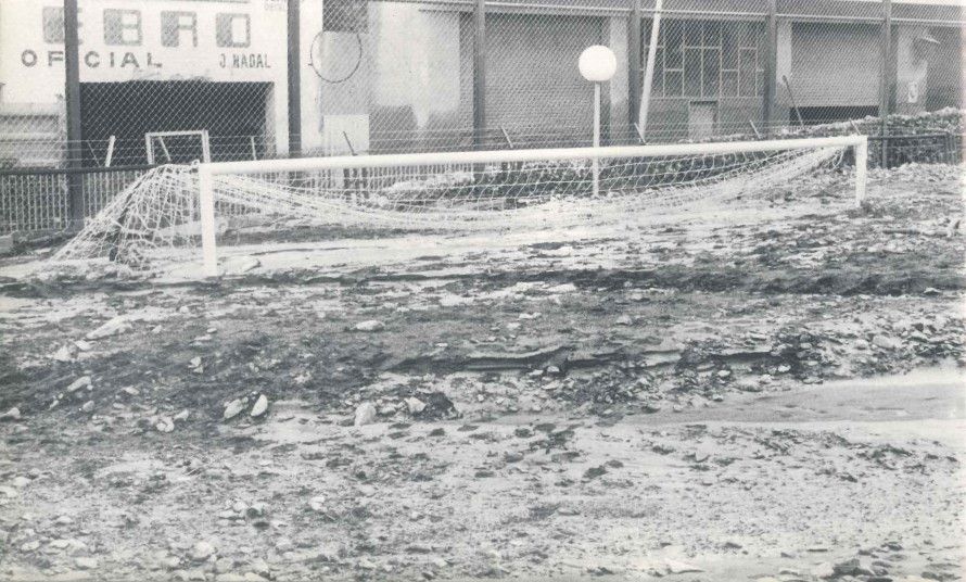 Estat en què va quedar el camp de futbol d'Aixovall. Estat en què va quedar el camp de futbol d'Aixovall.