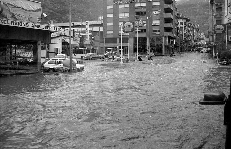 Una nova perspectiva de l'aiguat a l'avinguda Meritxell, la gasolinera del Cintet i les tines. Una nova perspectiva de l'aiguat a l'avinguda Meritxell, la gasolinera del Cintet i les tines.