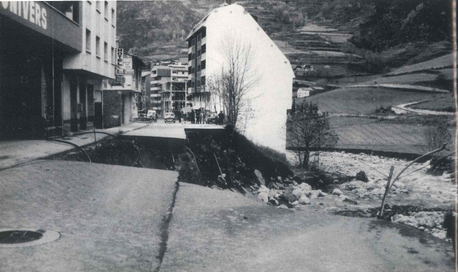 Esvoranc a l'avinguda Joan Martí, llavors carretera general, a Encamp. Esvoranc a l'avinguda Joan Martí, llavors carretera general, a Encamp.