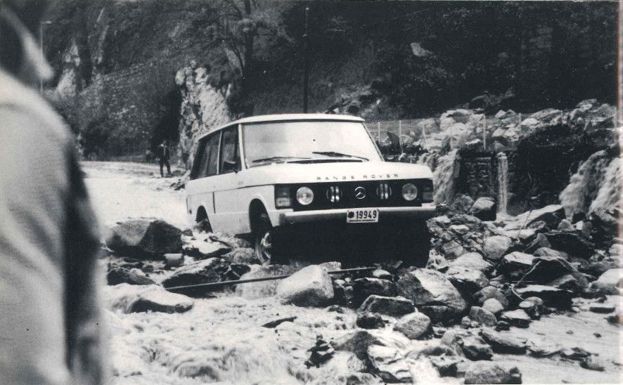 Un tot-terreny superant el torrent de can Noguer, al pont de la Tosca. Un tot-terreny superant el torrent de can Noguer, al pont de la Tosca.