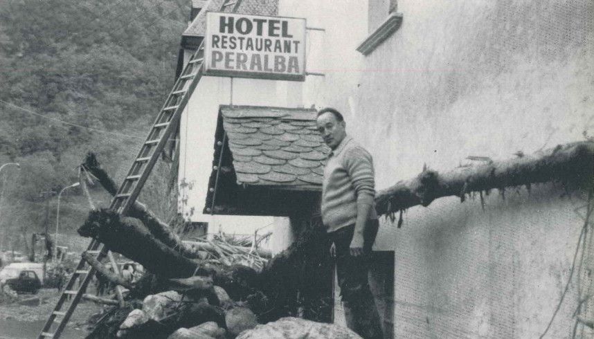 Mirant de refer el que es podia, en un hotel-restaurant de la carretera d'Aixovall. Mirant de refer el que es podia, en un hotel-restaurant de la carretera d'Aixovall.