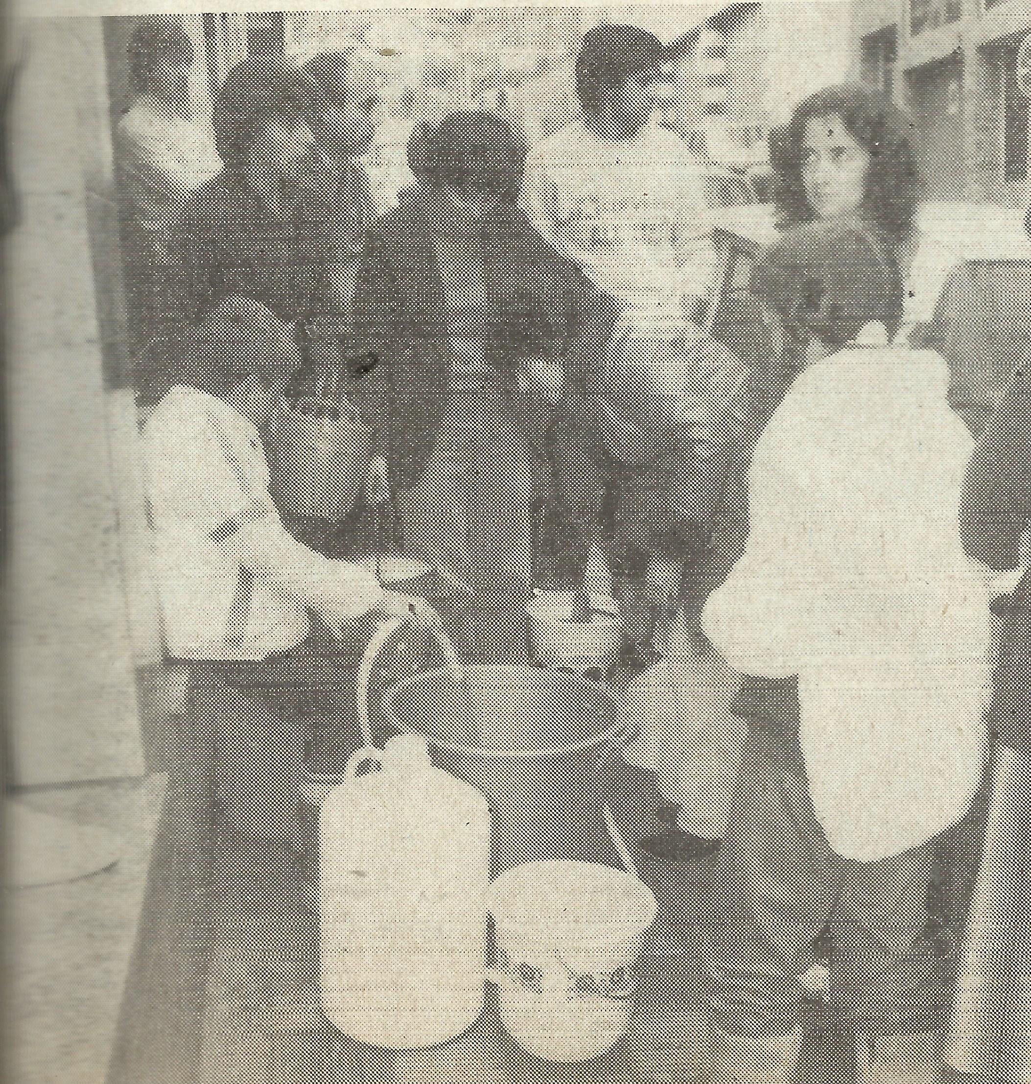 Dones esperant per obtenir aigua. Dones esperant per obtenir aigua.