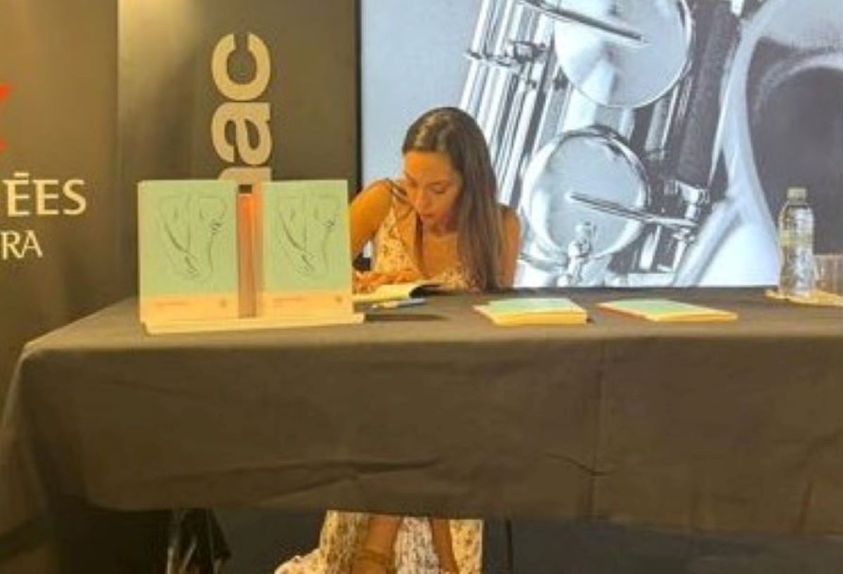 Laia Corma signant exemplars del seu primer llibre.