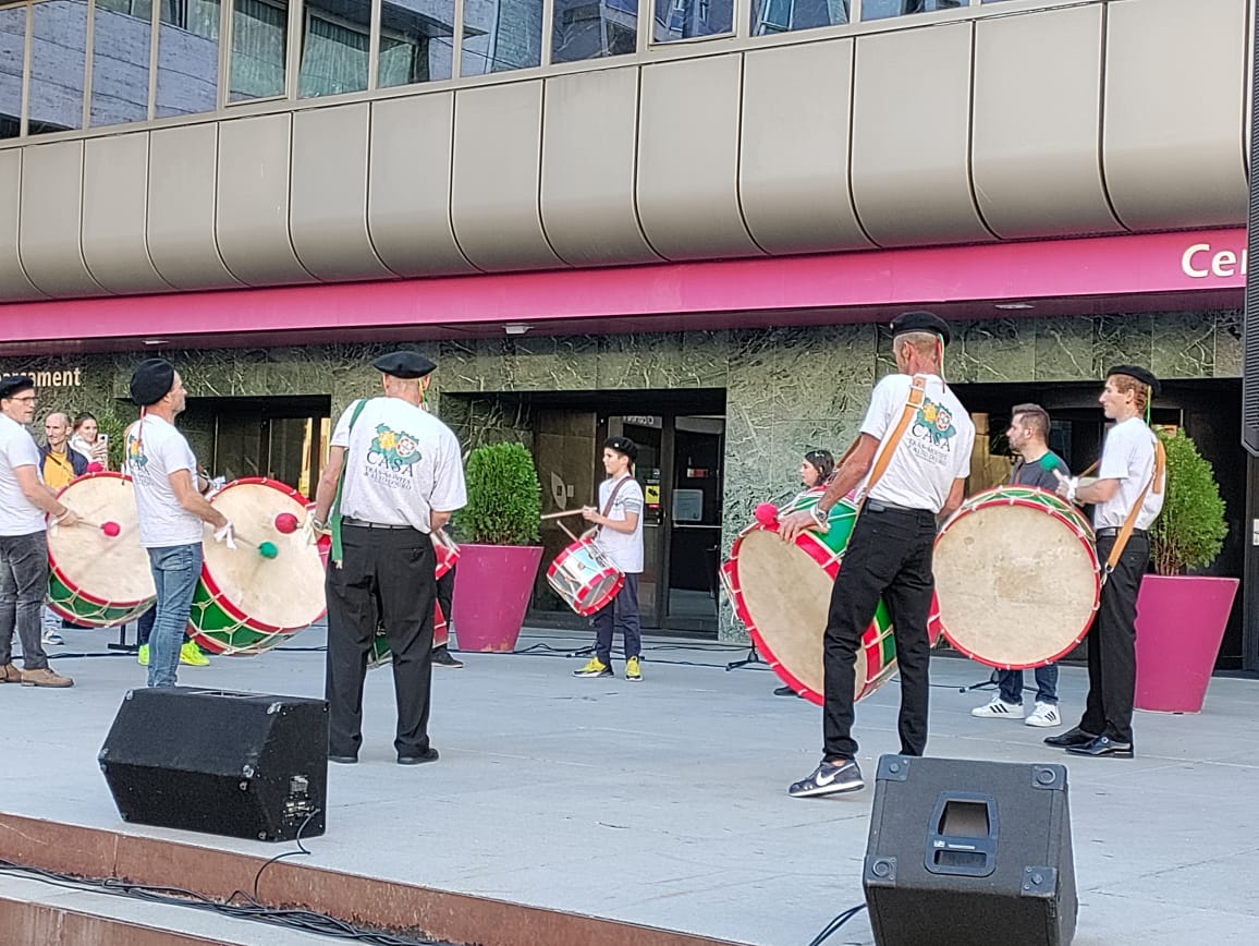 El grup de bombos de la Casa Tras-os-Montes i Alto Douro durant la seva actuació d'aquest diumenge.