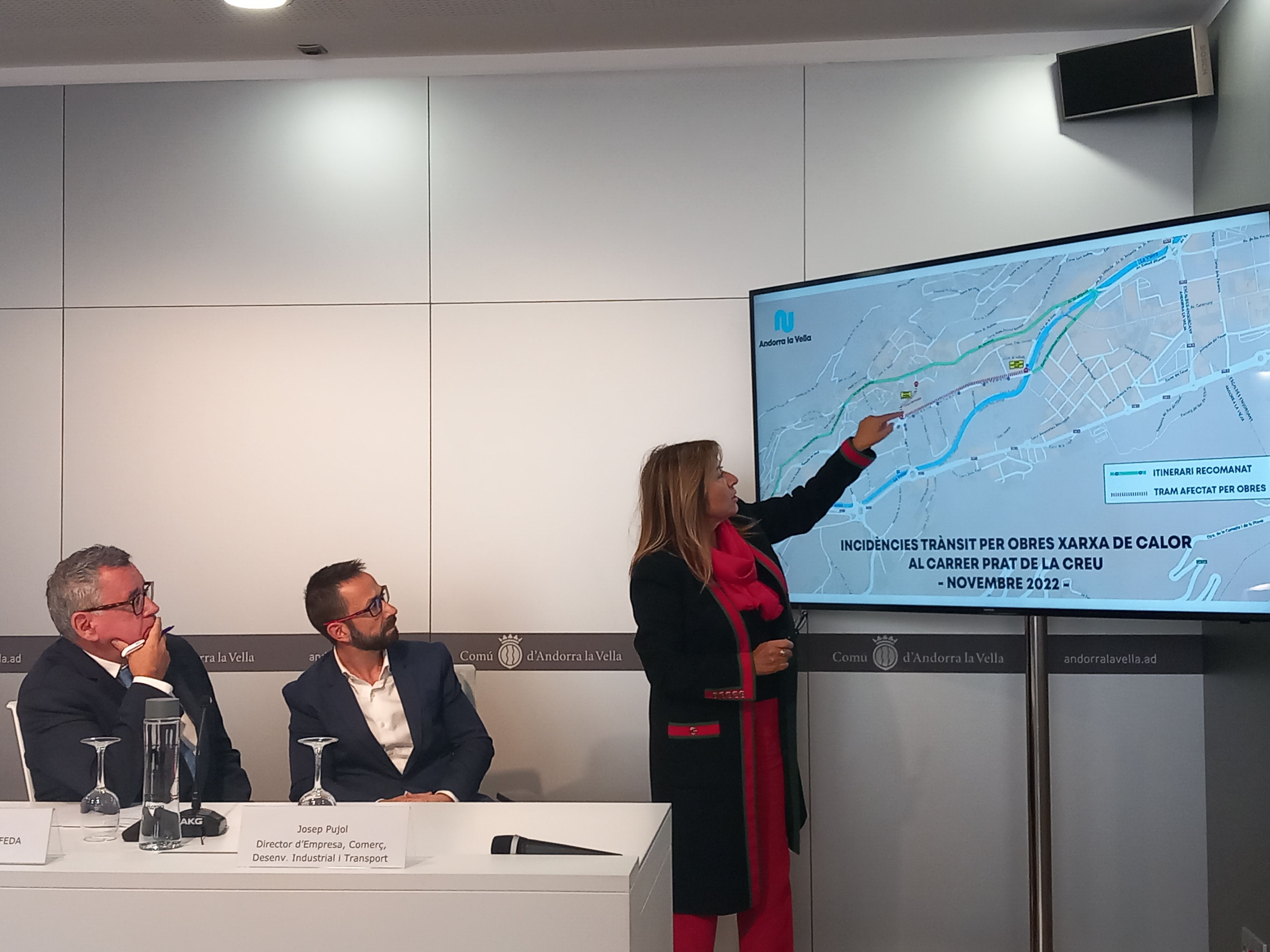 Albert Moles i Josep Pujol observen les explicacions de Conxita Marsol. Albert Moles i Josep Pujol observen les explicacions de Conxita Marsol.