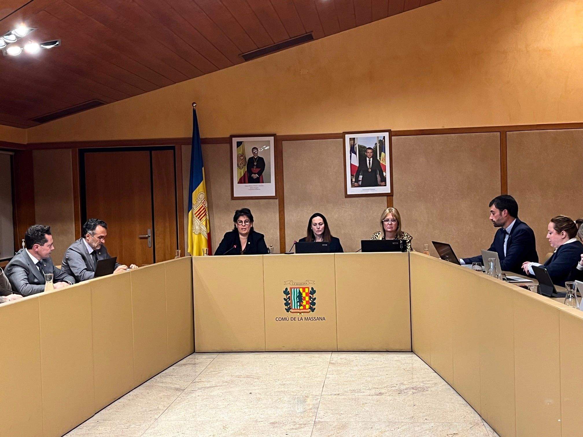 Eva Sansa, cònsol menor, a l'esquerra de la presidència, dirigint-se al plenari.