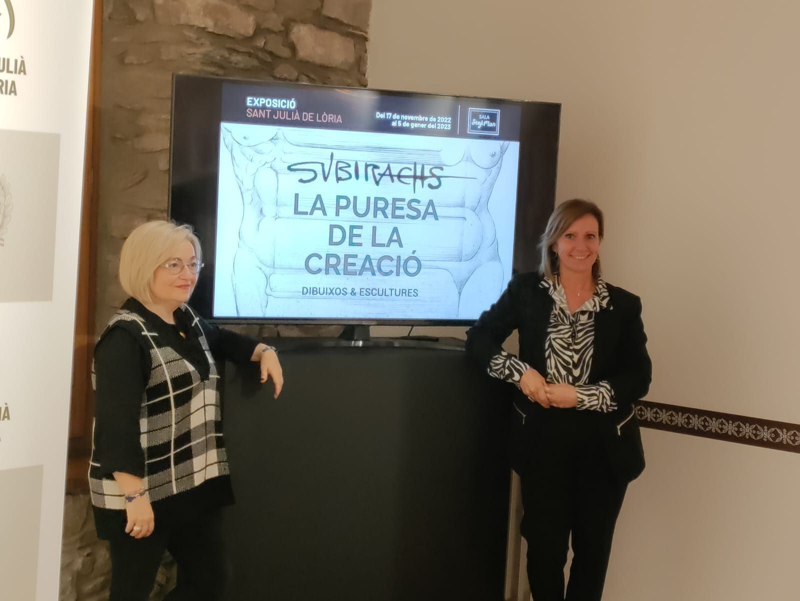 La comissària de la mostra, Anna Mangot; i la cònsol menor de Sant Julià de Lòria, Mireia Codina.