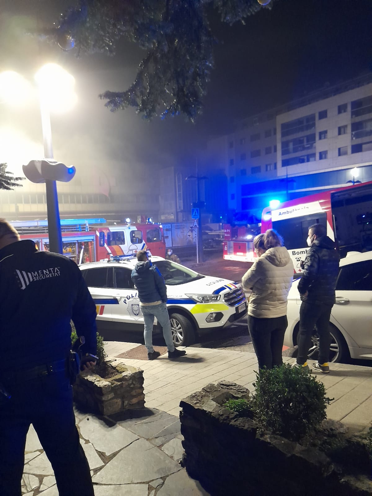 Cotxes de policia i bombers a l'exterior del centre cultural de matinada. Cotxes de policia i bombers a l'exterior del centre cultural de matinada.