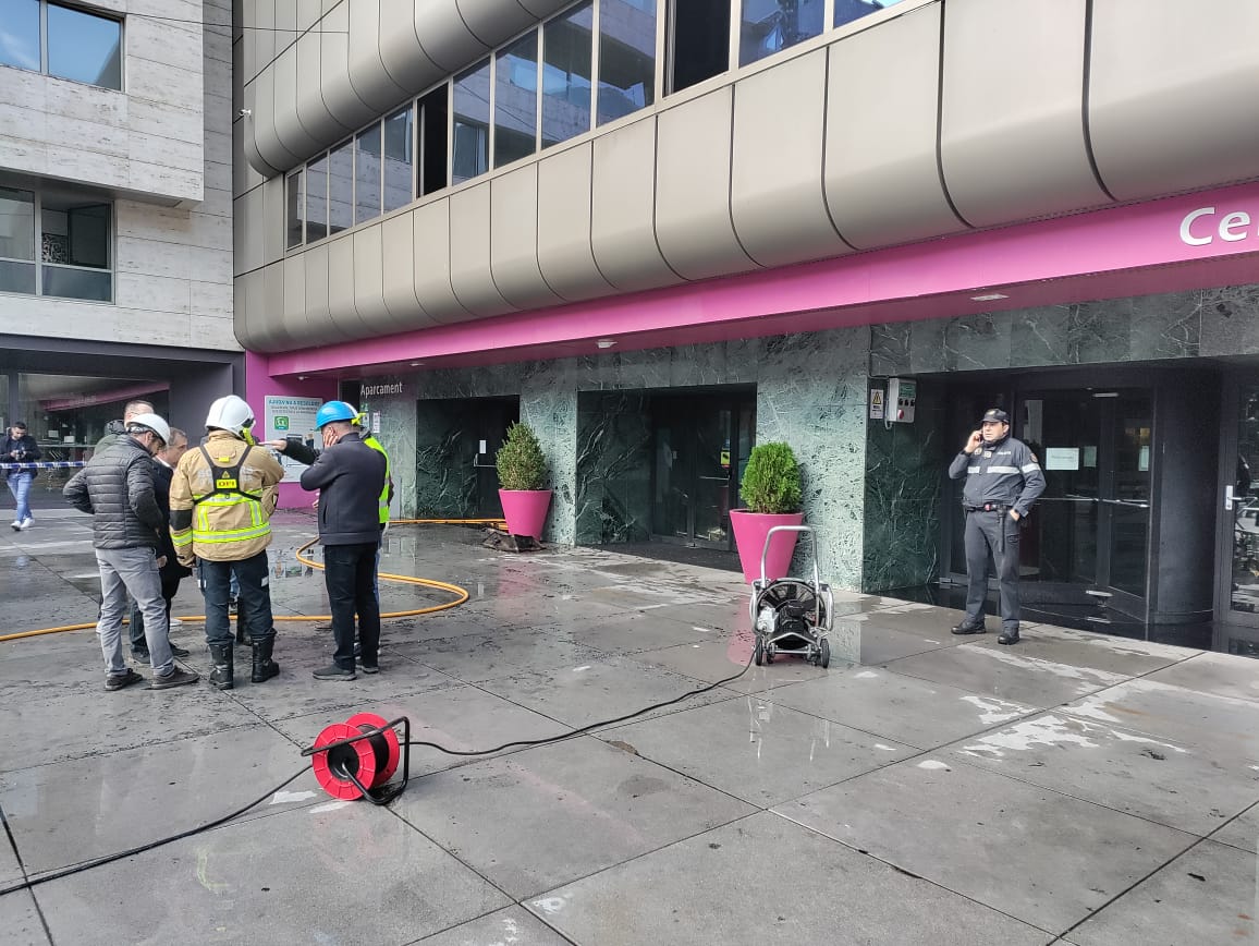 Tècnics i responsables polítics a punt d'accedir al recinte per valorar els danys. Tècnics i responsables polítics a punt d'accedir al recinte per valorar els danys.