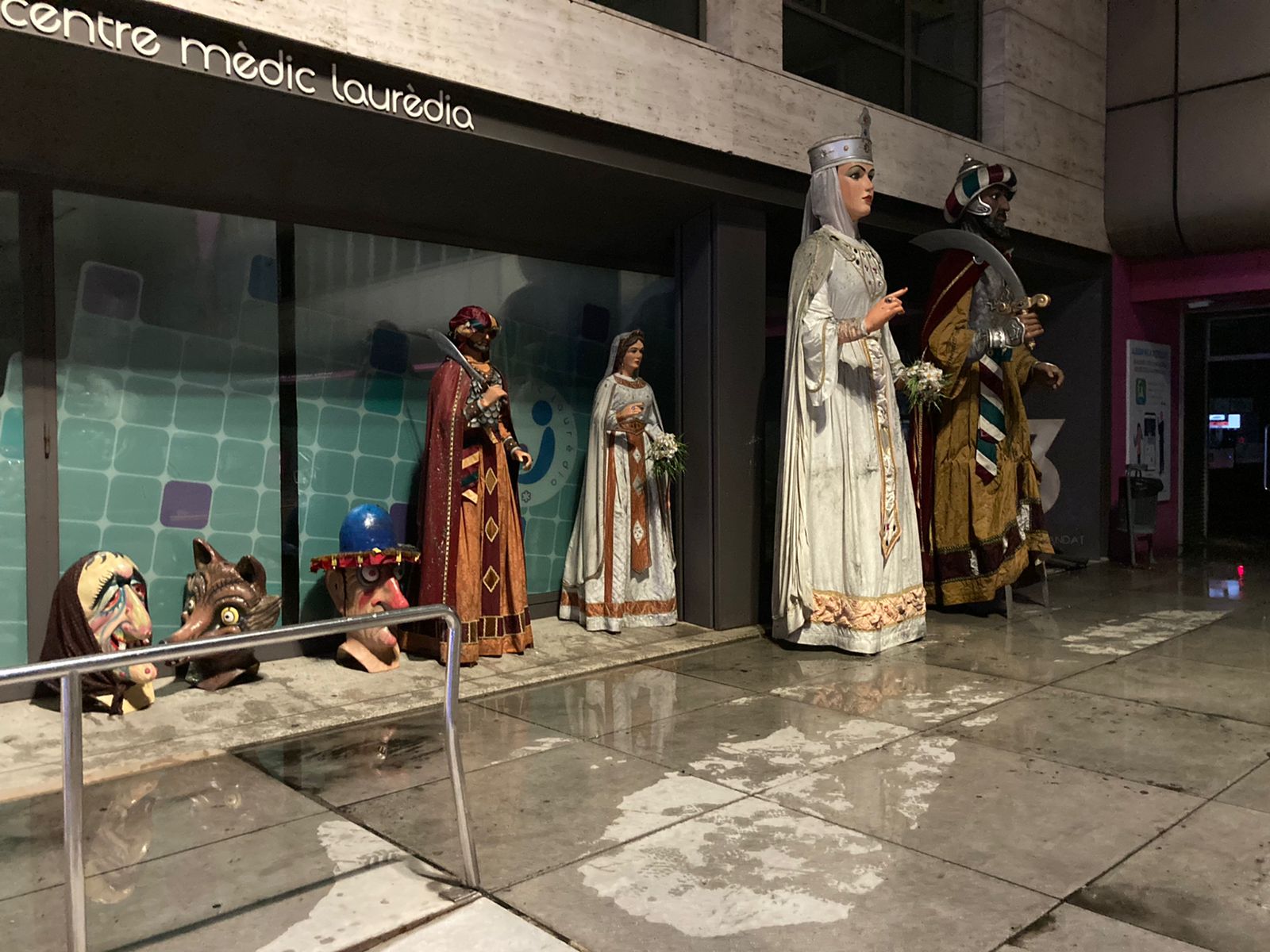 Els gegants i capgrossos a l'exterior del centre salvats del desastre. Els gegants i capgrossos a l'exterior del centre salvats del desastre.