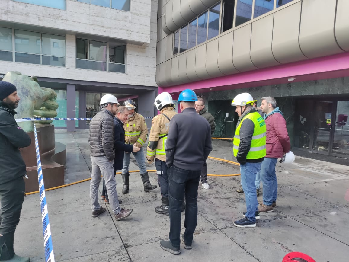 Tècnics i responsables polítics a punt d'accedir al recinte per valorar els danys. Tècnics i responsables polítics a punt d'accedir al recinte per valorar els danys.