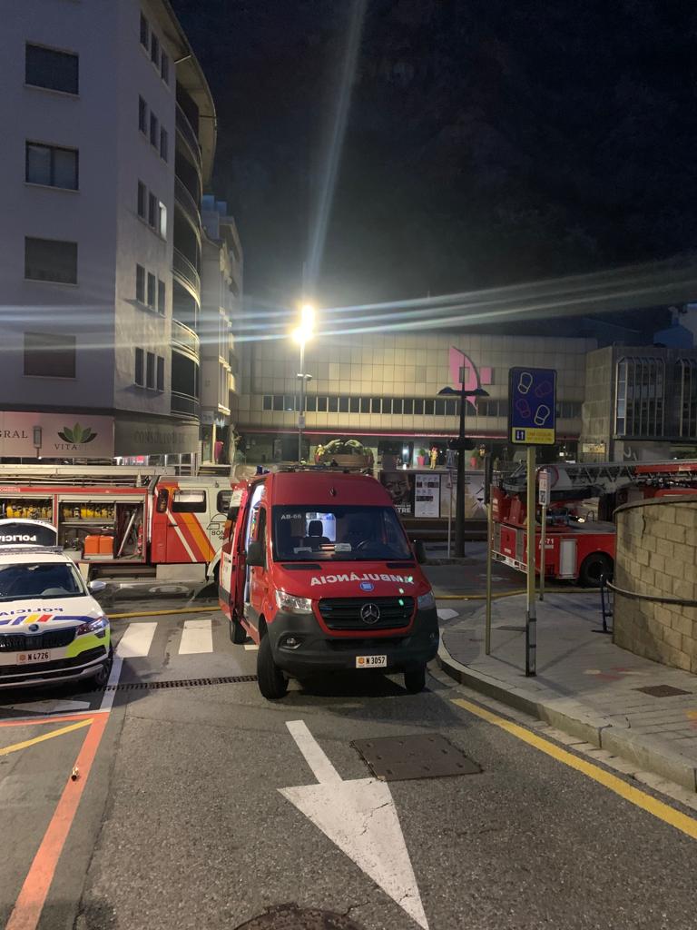 Efectius dels bombers i de la policia en les immediacions de la plaça de la Germandat. Efectius dels bombers i de la policia en les immediacions de la plaça de la Germandat.