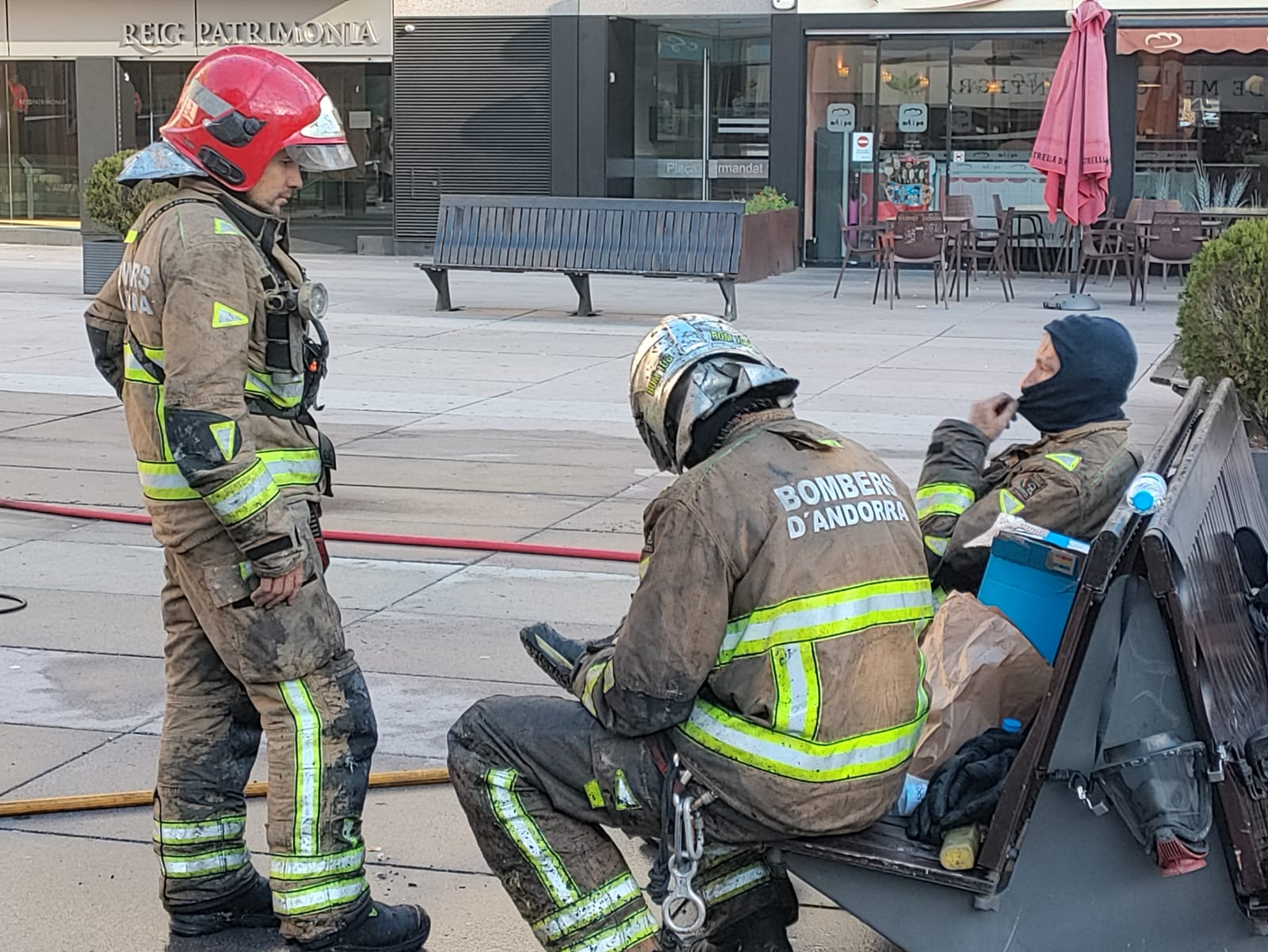 Bombers reposant després de la feina més voluminosa ja feta. Bombers reposant després de la feina més voluminosa ja feta.