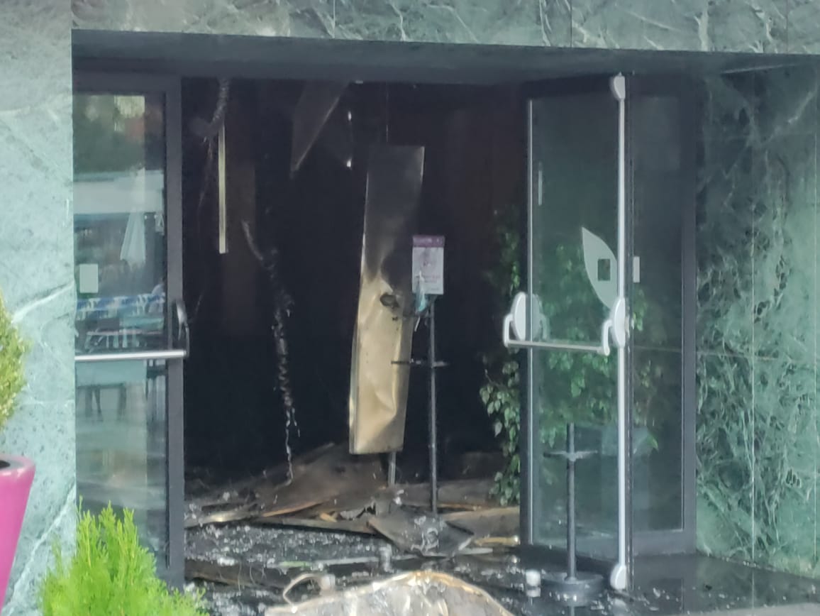 Una de les portes del centre que deixen entreveure el desastre. Una de les portes del centre que deixen entreveure el desastre.