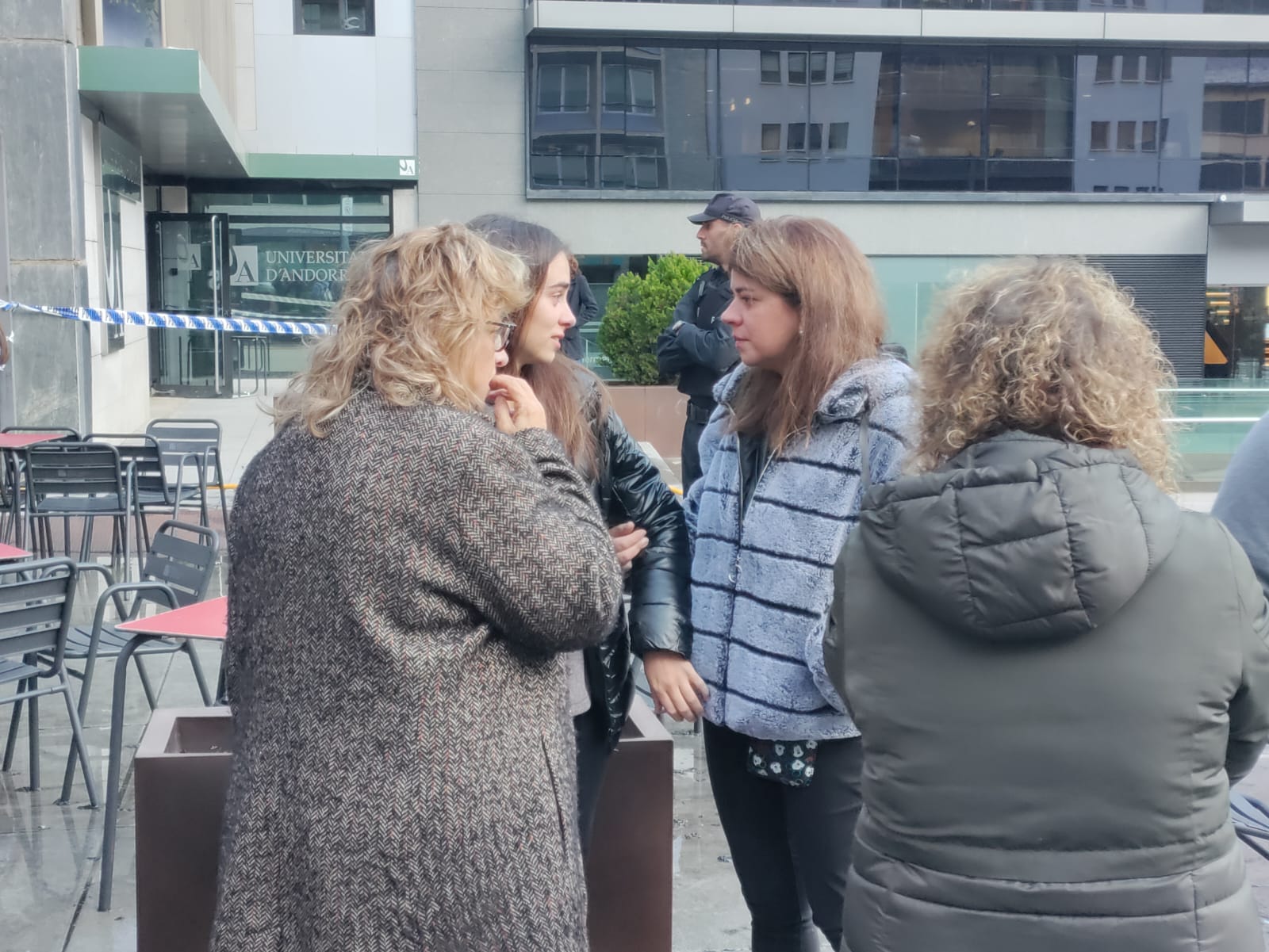 Treballadores del centre a la plaça esperant instruccions. Treballadores del centre a la plaça esperant instruccions.