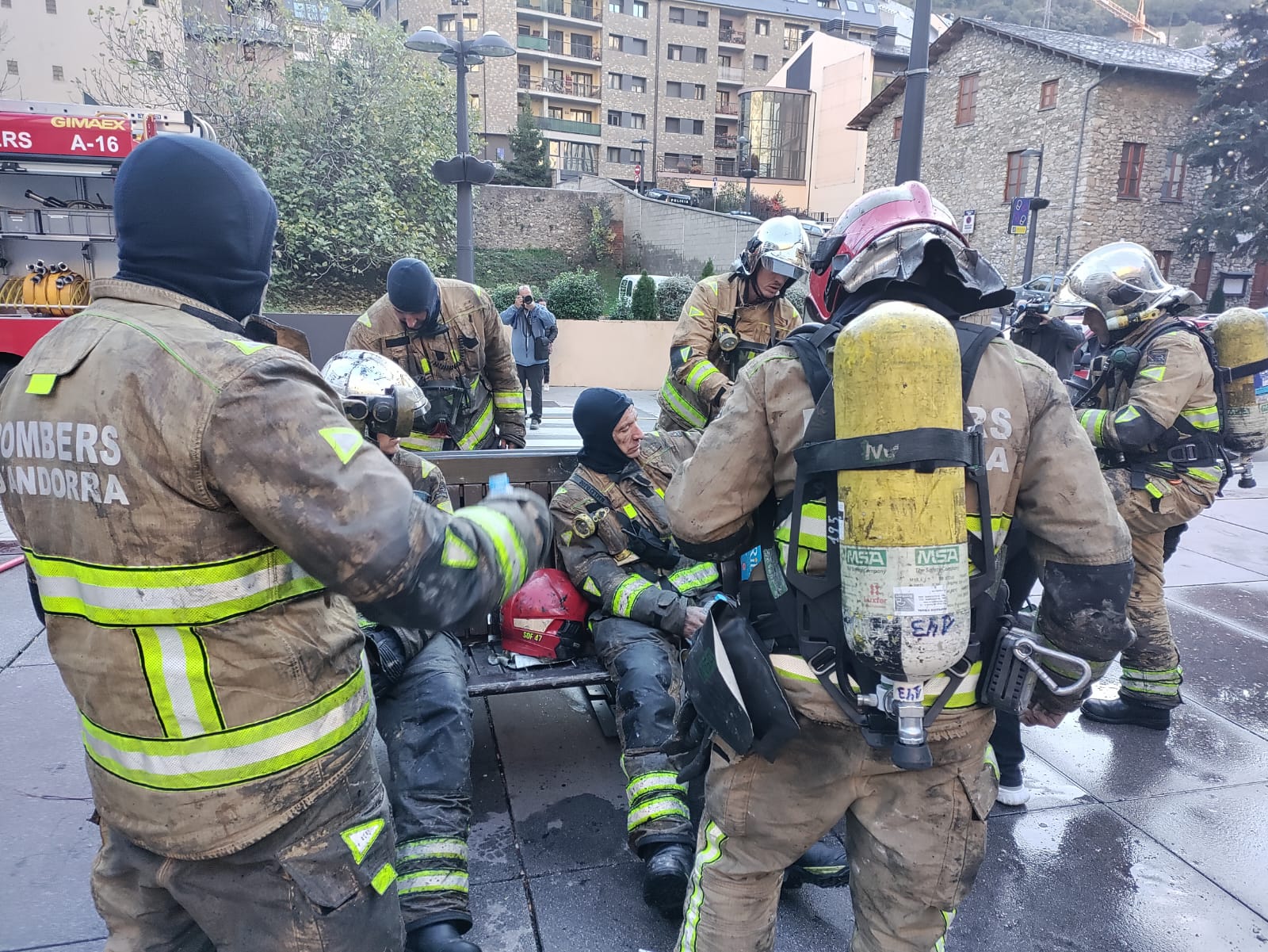 Bombers reposant després de la feina més voluminosa ja feta. Bombers reposant després de la feina més voluminosa ja feta.