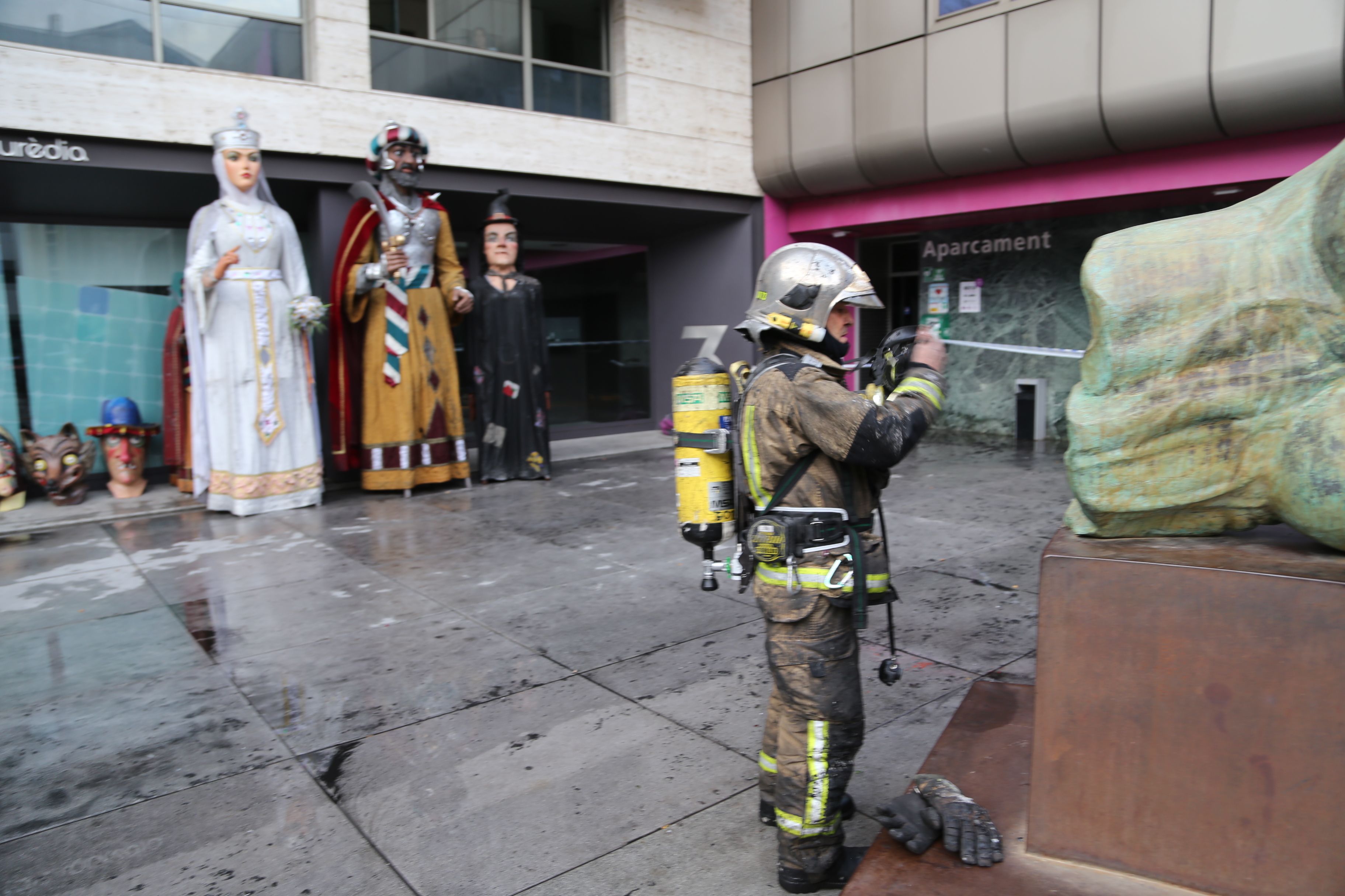 Un bomber a la plaça de la Germandat. Un bomber a la plaça de la Germandat.