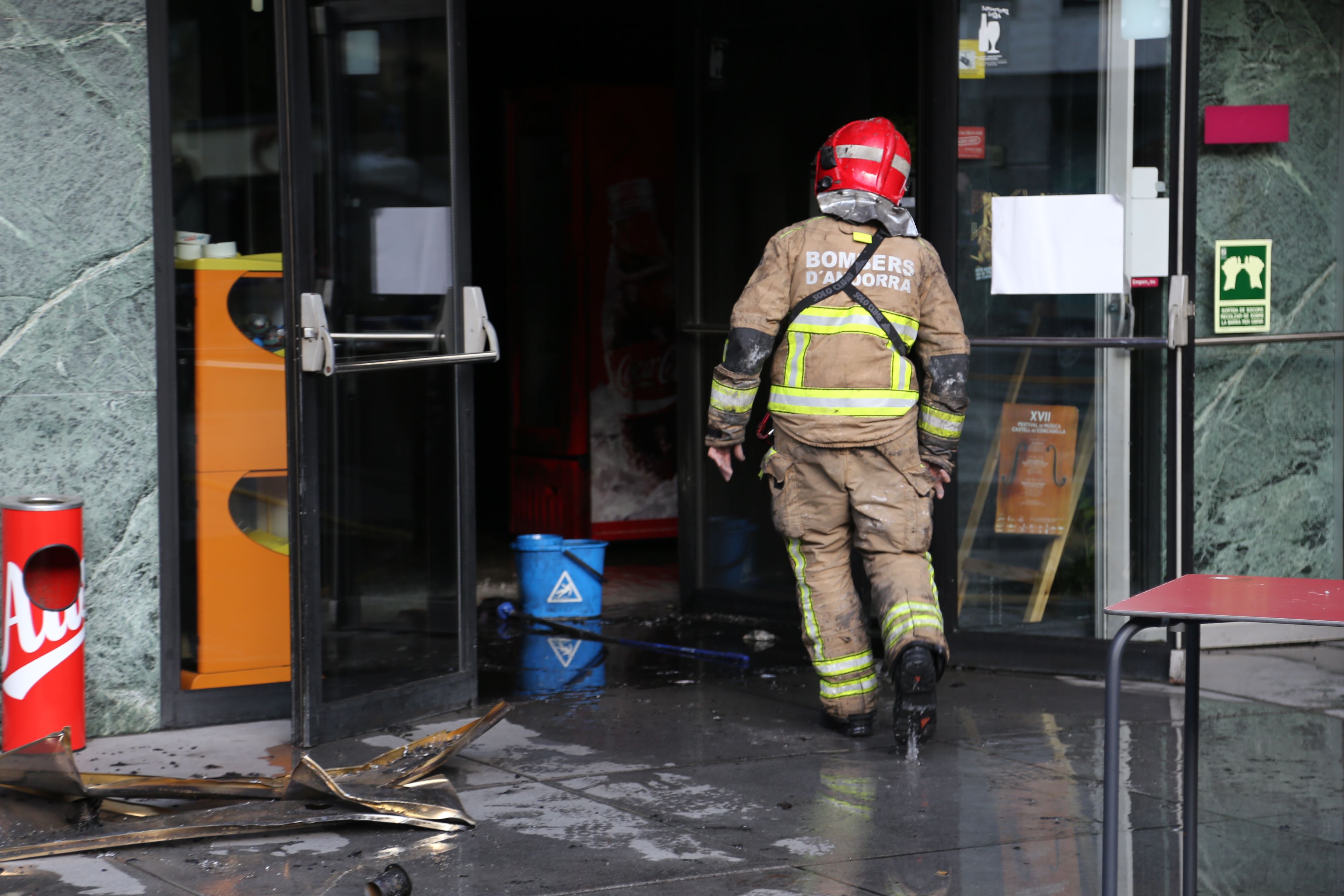 Bombers treballant entre dins i fora del centre cultural. Bombers treballant entre dins i fora del centre cultural.
