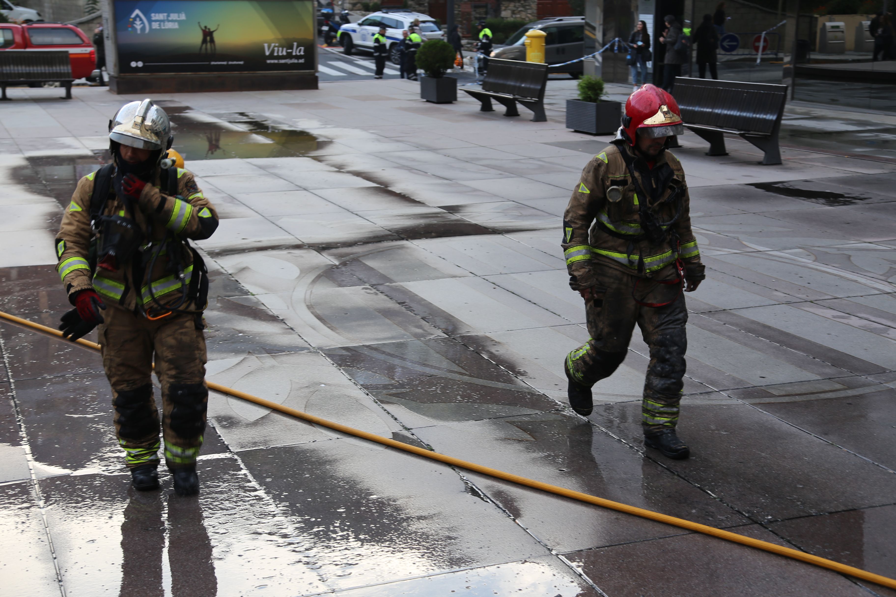 Bombers treballant entre dins i fora del centre cultural. Bombers treballant entre dins i fora del centre cultural.