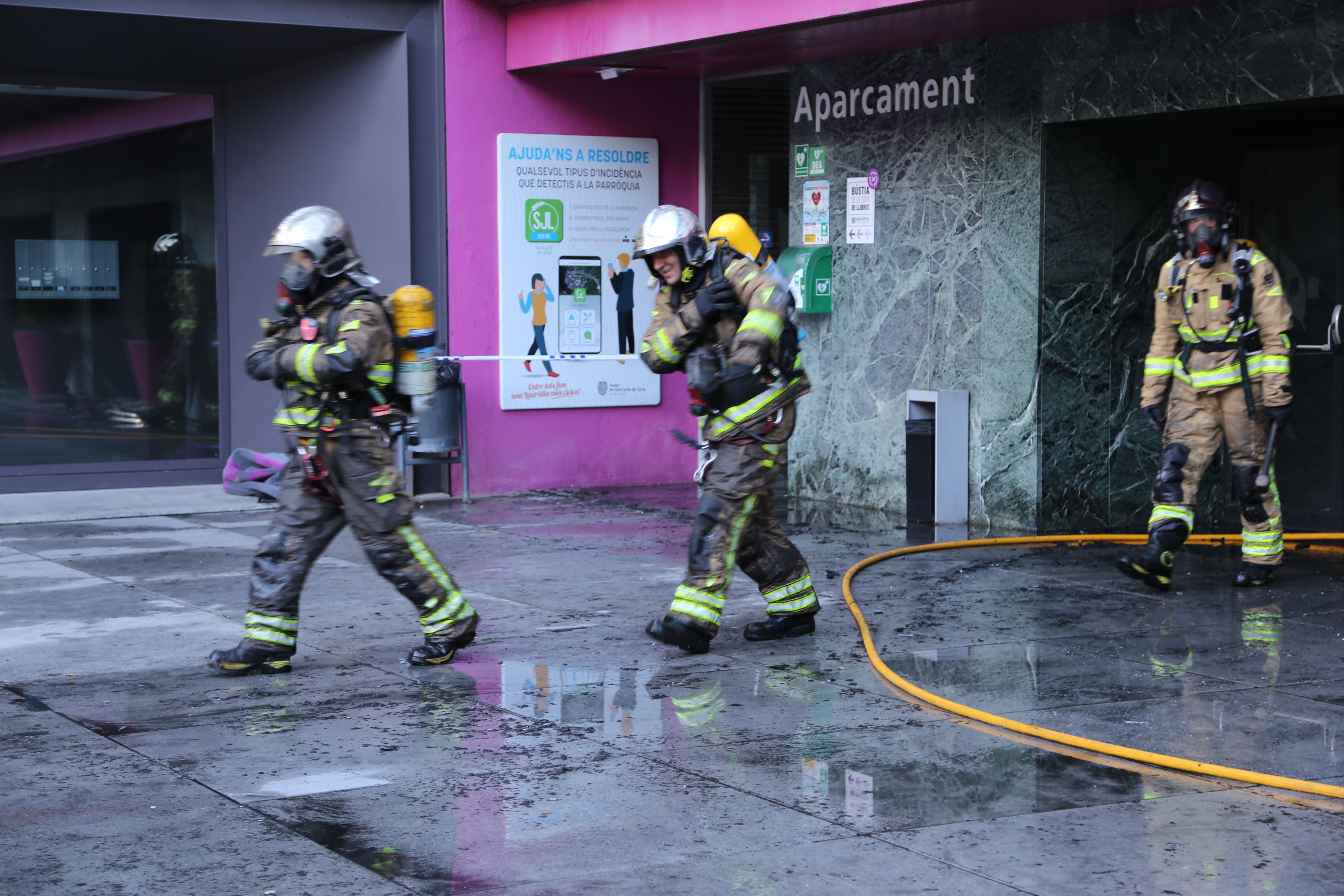 Bombers treballant entre dins i fora del centre cultural. Bombers treballant entre dins i fora del centre cultural.