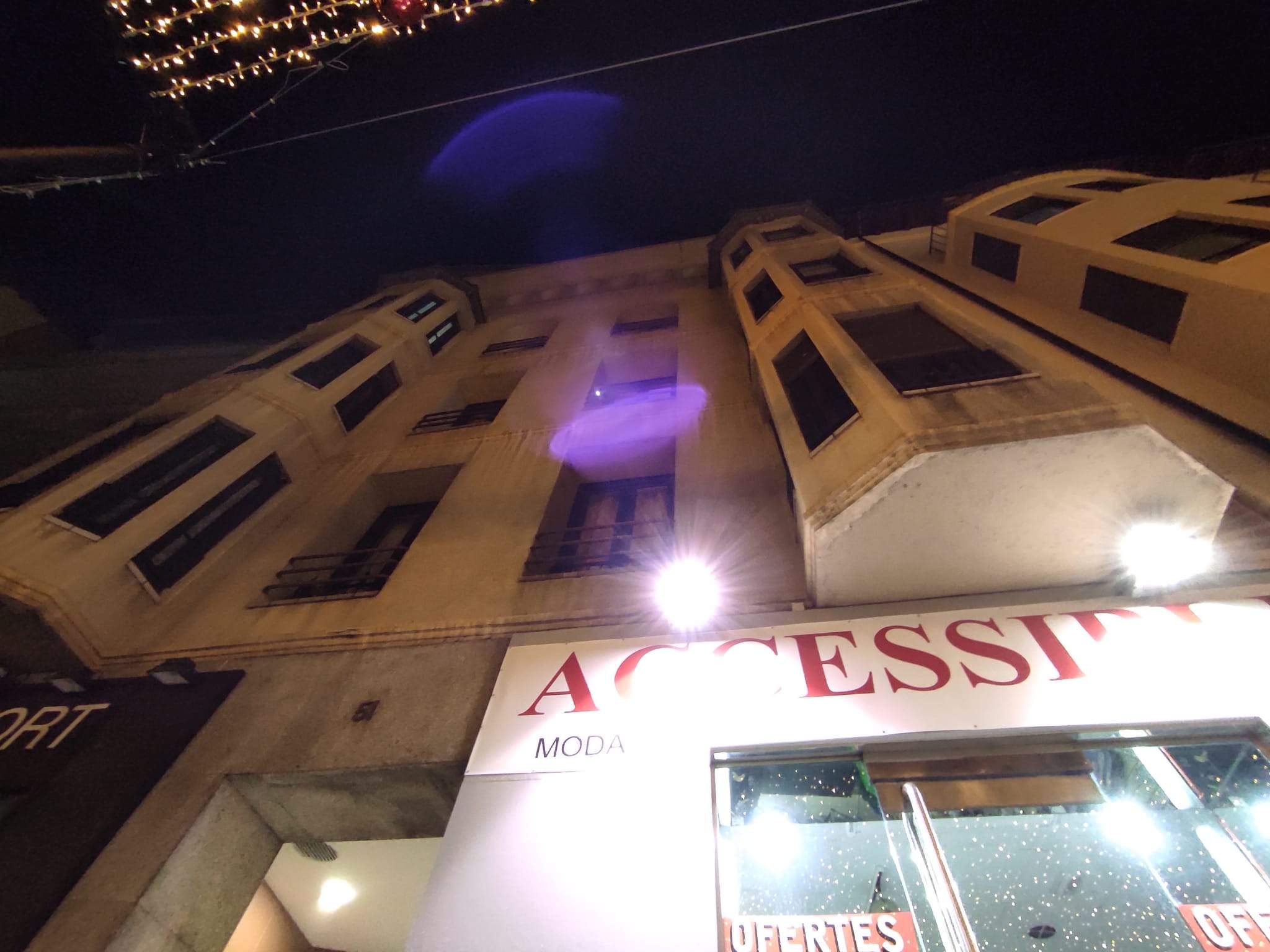 L'edifici a l'interior del qual van passar els fets.