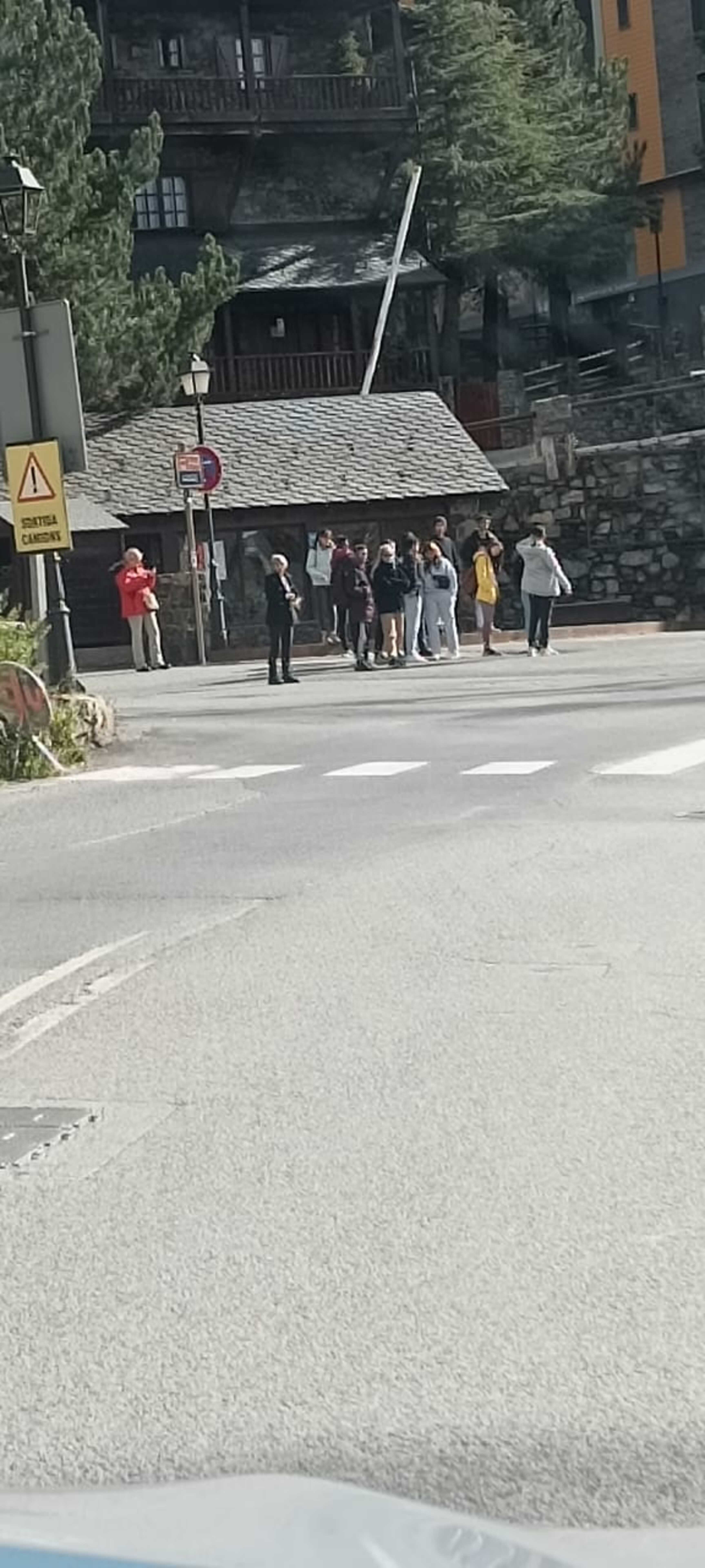 Gent esperant el bus al Tarter aquest matí.