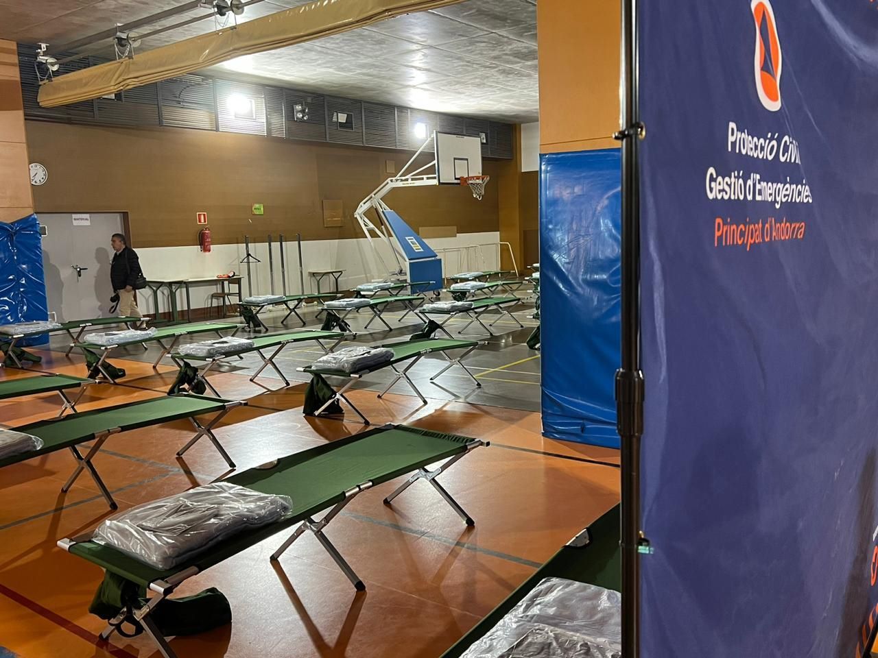 El gimnàs de l'escola acollirà l'alberg provisional.