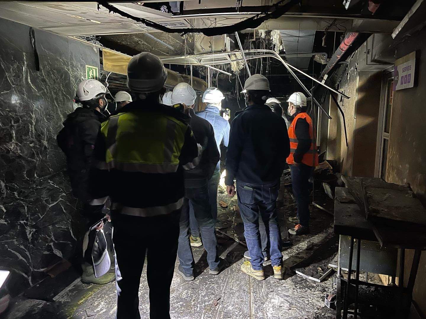 Tècnics i responsables polítics observant els efectes de l'incendi.