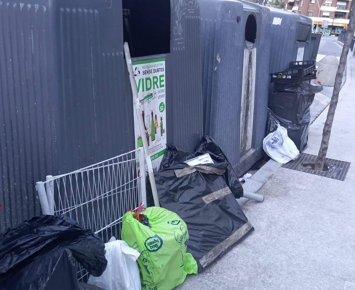 Brossa fora dels contenidors a la carretera de la Rabassa.