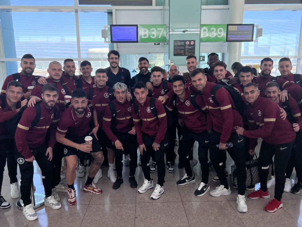 La plantilla tricolor ha coincidit a l'aeroport camí de Mallorca amb Álex Abrines.