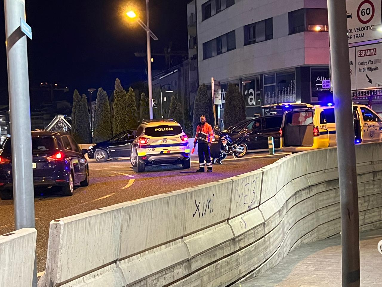 La policia actuant d'un accident amb una moto implicada.