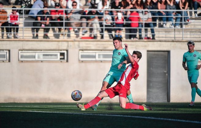 Pau Casadesús xuta en l'acció del primer gol de l'Andorra.